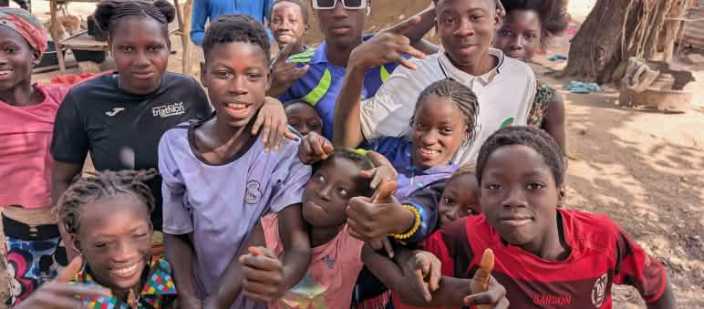 ... auf dem auch die Jugendlichen fröhlich feiern Jugendliche in Guinea Bissau