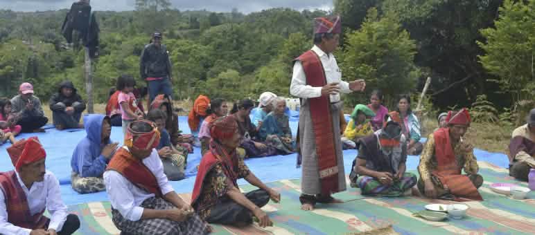 Ernte-Ritual der Indigenen von Sihaporas Ritual der Sihaporas