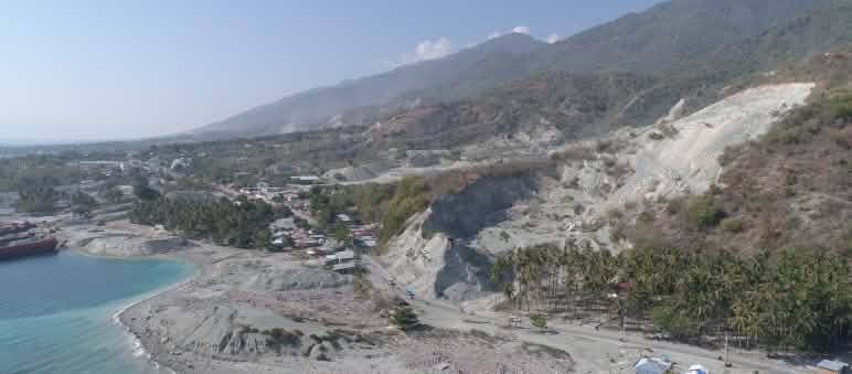 Sandraub zerstört kleine Inseln und die Küsten von Sulawesi Sandabbau an der Küste