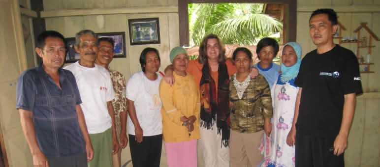Marianne Klute (Mitte) mit Einheimischen auf Sumatra, deren Wald, Felder und Dorf  eine Ölpalmplantage werden sollen Marianne Klute in Sumatra