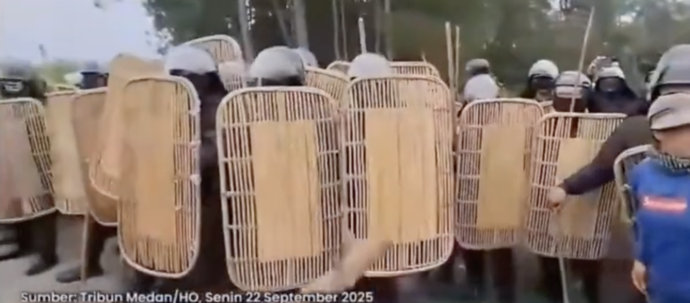 Meldung von Tribun-News "Blutiger Zusammenstoß der Indigenen von Sihaporas mit Mitarbeitern von Toba Pulp Lestari" Angreifer hinter Schildern