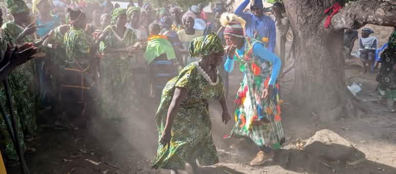 Mundharmonika-Spieler beim Festival... Frauen Tanzen in Simboree