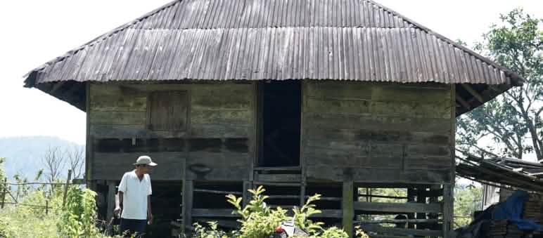 Das alte Holzhaus in traditioneller Bauweise wird noch für Versammlungen genutzt altes Holzhaus