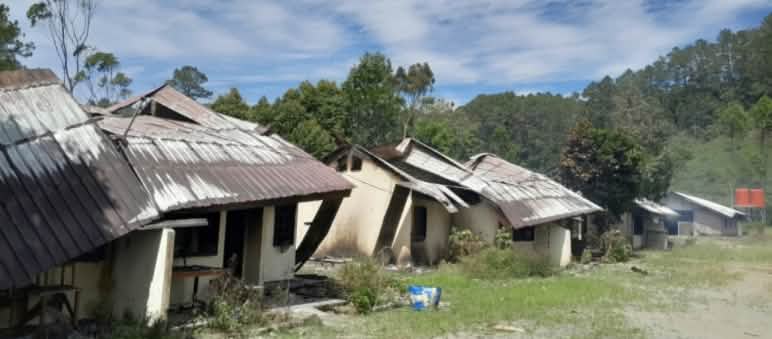 Unbekannte haben Arbeiterhütten auf der Plantage von Toba Pulp Lestari demoliert vier demolierte Hütten