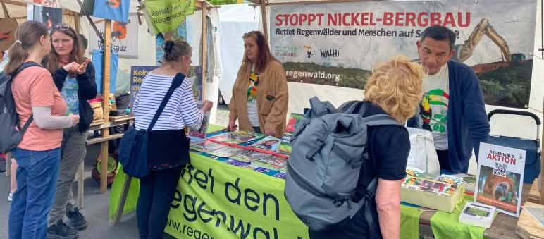 Dem Regenwald eine Stimme geben Marianne und Bob am RdR Infostand