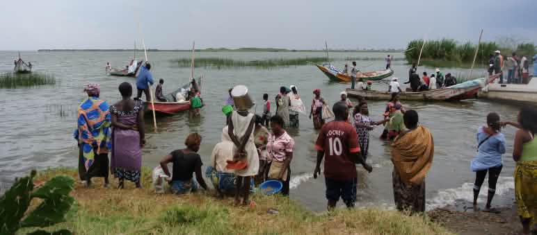 Auch Fischer am Eduardsee könnten ihre Lebensgrundlage verlieren Fischer im Dorf Vitshumbi am Eduardsee, Virunga Nationalpark, Demokratische Republik Kongo