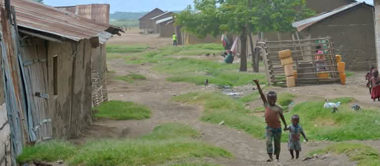 Die Suche nach Erdöl gefährdet die Wasserversorgung von einer Million Menschen Kinder im Fischerdorf Vishumbi, Virunga Nationalpark, Demokratische Republik Kongo