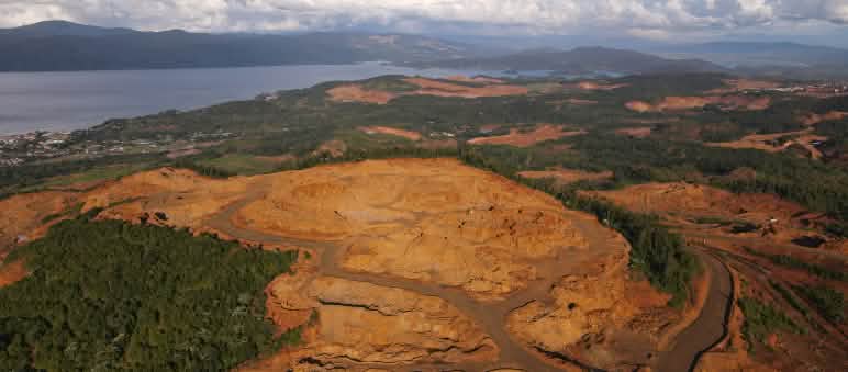 Der Wettlauf um die Nickelerze hat begonnen - Elektroautos zerstören Regenwald Nickelmine von PT Vale Indonesia in Süd-Sulawesi