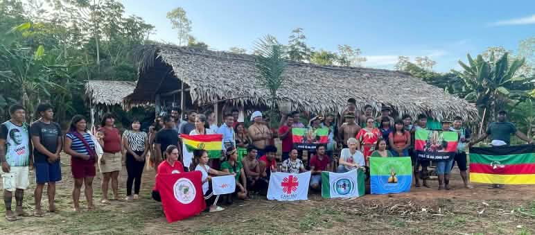 Treffen indigener Völker gegen C0₂-Projekte im Amazonasregenwald der Ka‘apor in Brasilien Ka'apor demonstrieren vor einem Haus