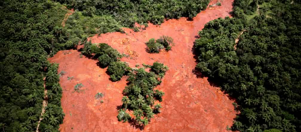 Die Giftschlammlawine hat mindestens 165 Menschenleben gekosten und die Natur plattgewalzt Staudammbruch in Brasilien