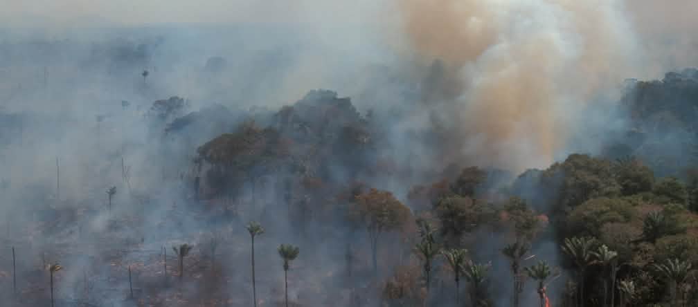 In weiten Teilen Südamerikas stehen die Wälder in Flammen, weil die Agrarindustrie die Rinderweiden und Soja-Monokulturen erweitert Luftaufnahme von brennendem Amazonas-Regenwald