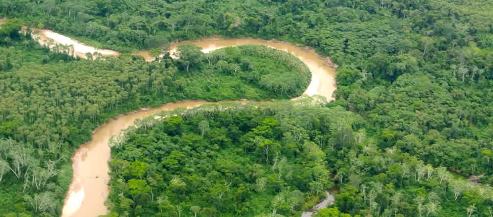 Ein Fluss schlängelt sich durch Regenwald in Peru Luftaufnahme Peru Amazonas