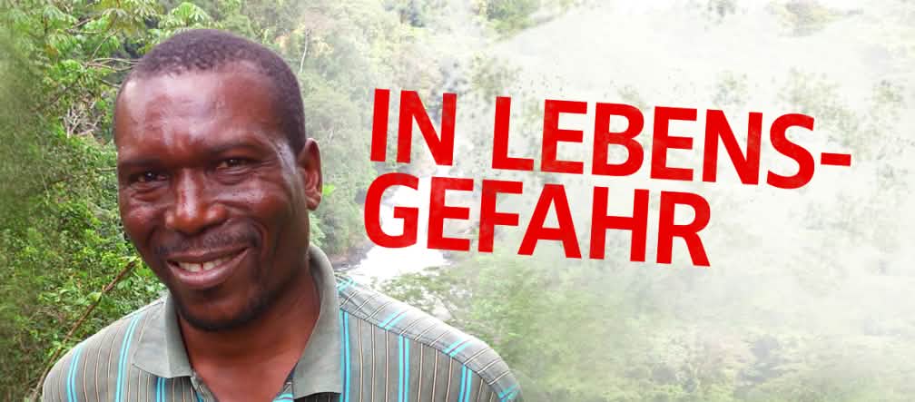 Die Palmölfirma wird unseren Kampf für die Natur nicht stoppen, erklärt der Umweltschützer Nasako Besingi. Foto: Greenpeace / Alex Yallop Nasako Besingi mit Text "in Lebensgefahr"