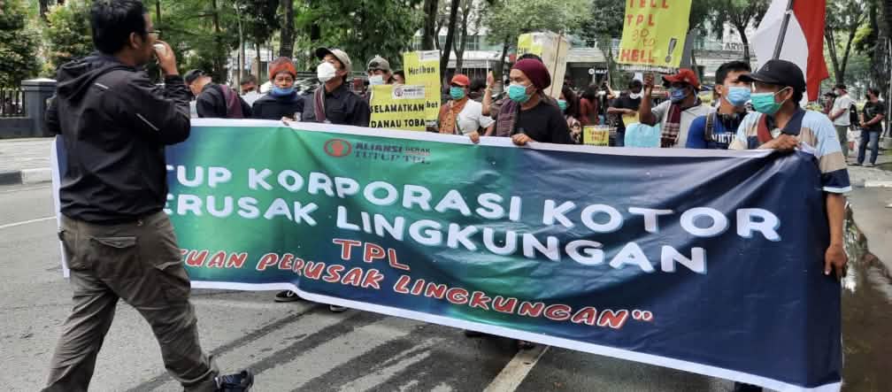Nein zu weißem Papier aus dreckigen Fabriken und Umweltverschmutzung Fotograf und Demonstranten mit grünem Banner
