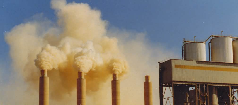 Zementfabrik Al Kufa im Irak. Rauchende Schornsteine einer Zementfabrik