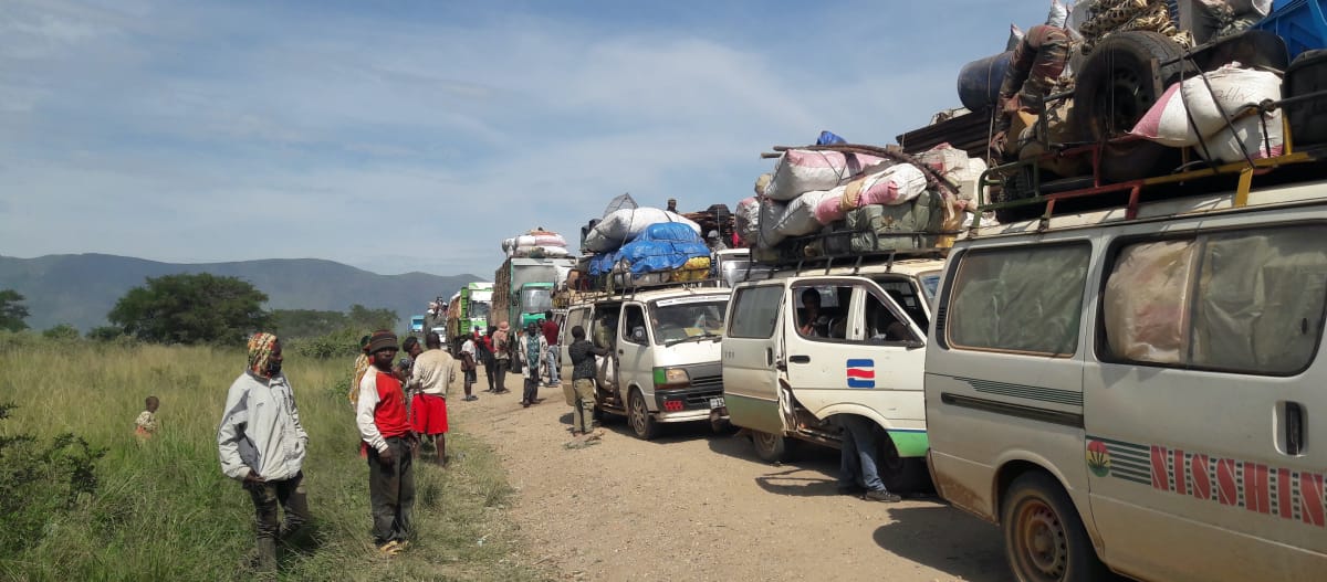 Ein Konvoi fährt durch die Savanne des Virunga Nationalparks