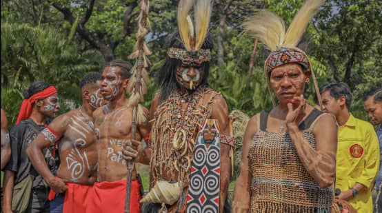 Awyu in traditioneller Kleidung mit Federschmuck und Körperbemalung