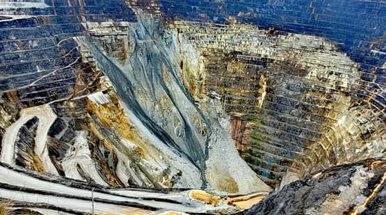 Blick von oben in Tagebau-Krater