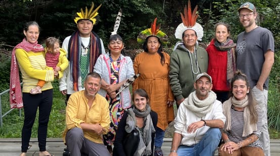 Stammesälteste aus Brasilien besuchen Die Glücksbringer in Deutschland