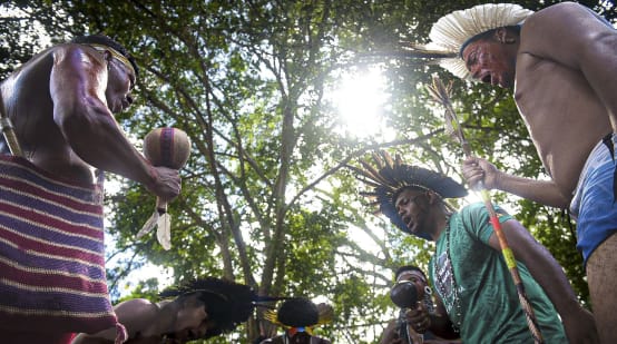 Indigene nehmen am Treffen von Teia dos Povos da Bahia teil