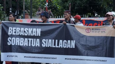 Banner mit "Freiheit für Sorbatua Siallagan" von der Allianz Tutup TPL = Toba Pulp Lestari schließen