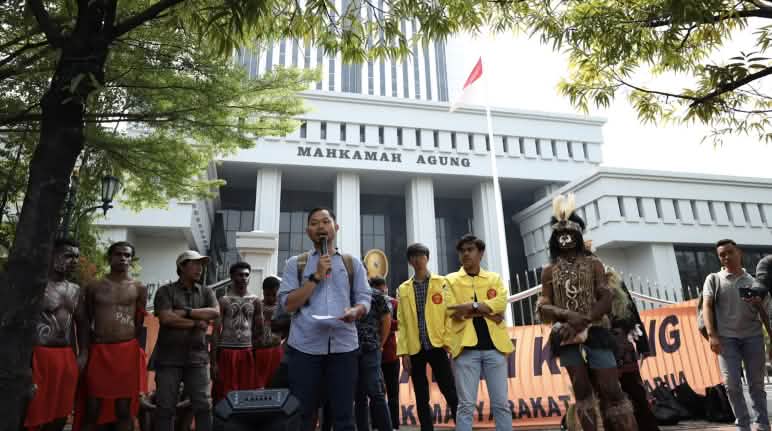 Die Solidarität zu den Indigenen wächst, damit der Regenwald Papuas gerettet wird. Menschen protestieren vor dem Obersten Gerichtshof, Jakarta