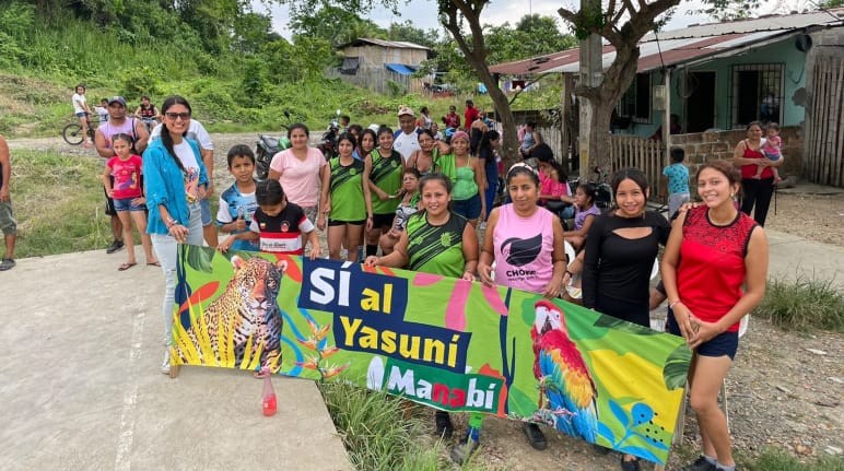 Eine Gruppe von Personen hält einen Banner mit der Aufschrift "Ja zu Yasuní Manabí" hoch