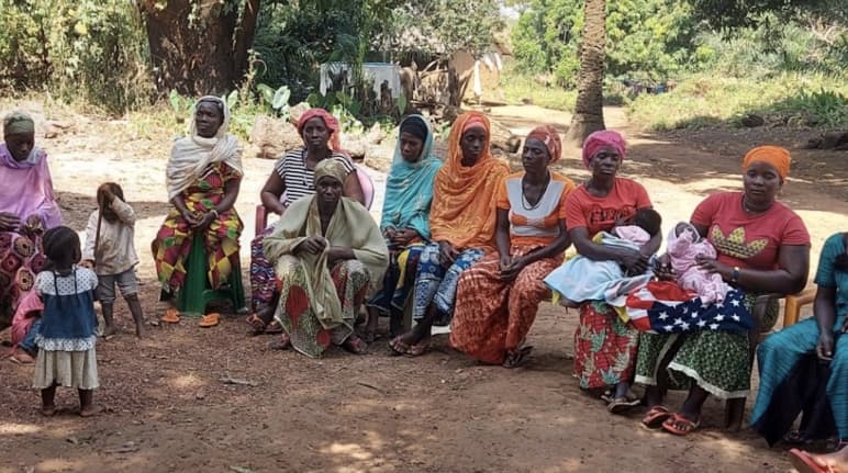 Frauen des Dorfes Hamdallaye auf der Sangaredi-Bauxit-Mine in Guinea