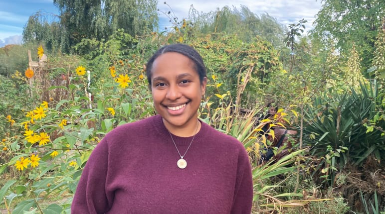 Junge Papua im Gemeinschaftsgarten Tempelhof