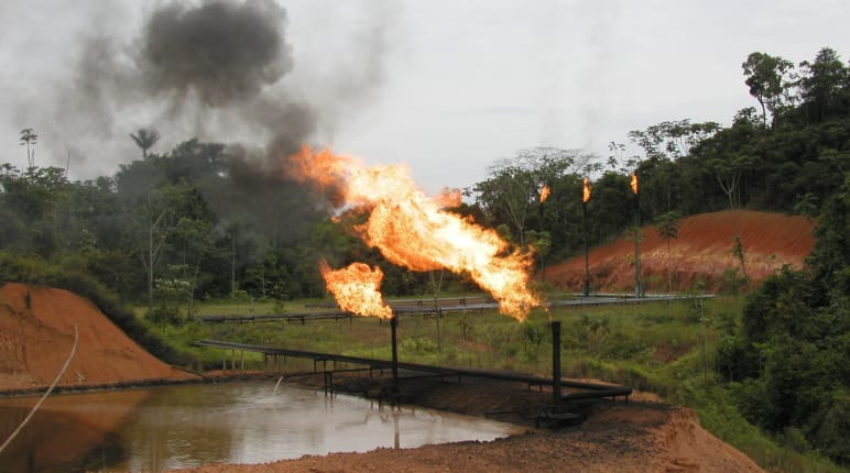 Gasflaring, Rohrleitungen und Ölteiche im Regenwald