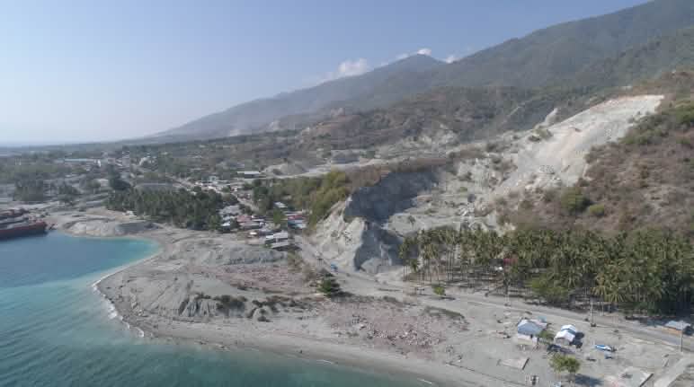 Sandraub zerstört kleine Inseln und die Küsten von Sulawesi Sandabbau an der Küste