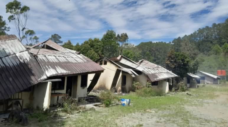 Unbekannte haben Arbeiterhütten auf der Plantage von Toba Pulp Lestari demoliert vier demolierte Hütten