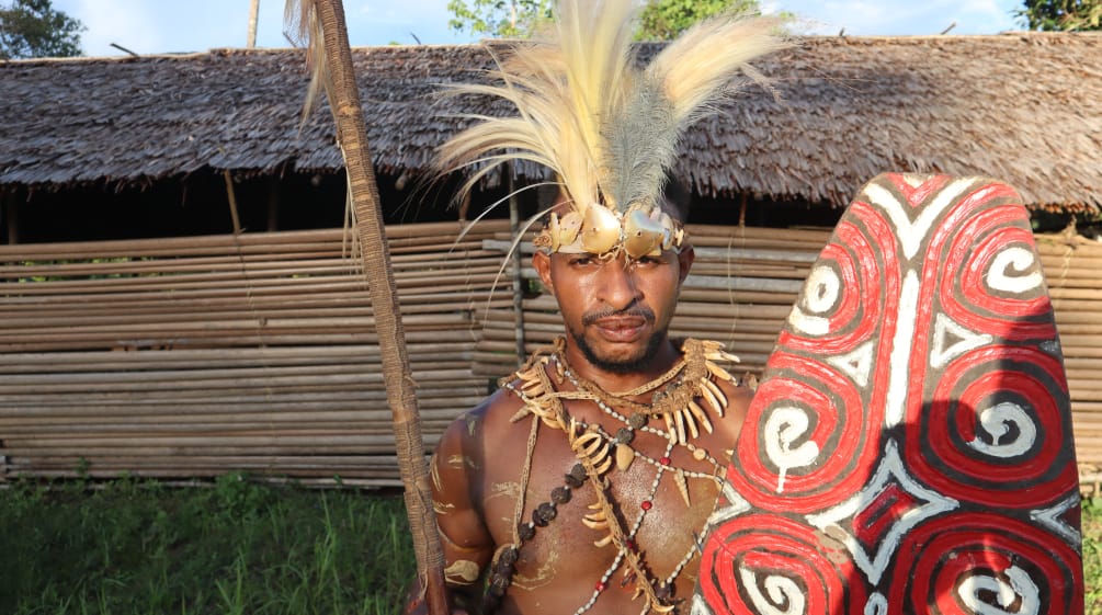 Ein Awyu-Mann vom Mappi-Fluss, Bezirk Mappi, Süd-Papua, in traditioneller Kleidung