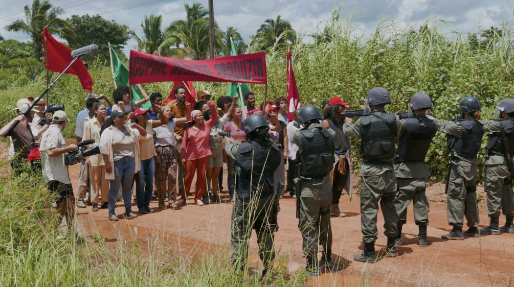 Dreharbeiten auf einer Landstrasse im Amazonas. Indigene und Landlose stehen bewaffneter Militärpolizei gegenüber.