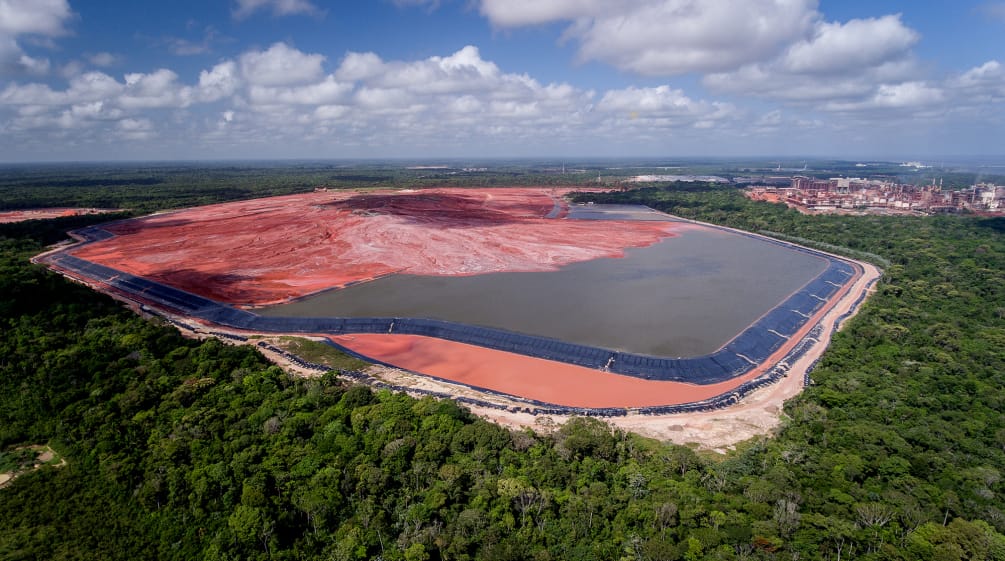 Luftaufnahmen der toxischen Rotschlamm-Deponien von Hydro Alunorte im Amazonasregenwald