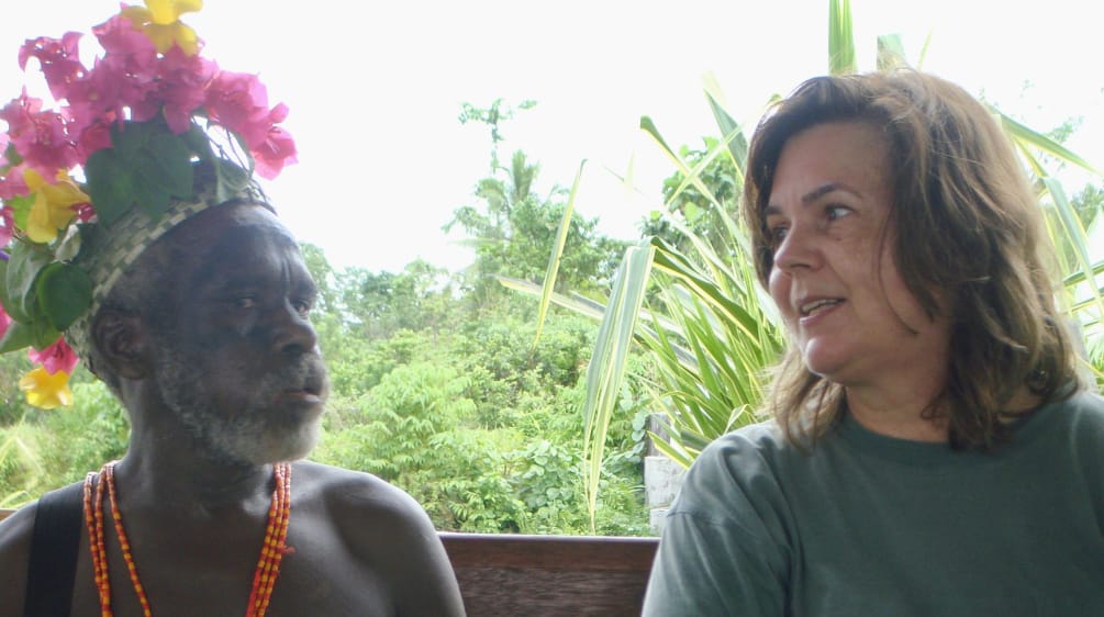 Marianne spricht mit einem traditionell gekleideten Indigenen Papua