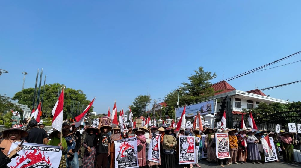 Bauern mit Save Kendeng Plakaten, rot-weißen Flaggen und Strohhüten