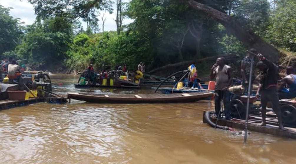 Goldsucher auf einem Fluss in der Elfenbeinküste