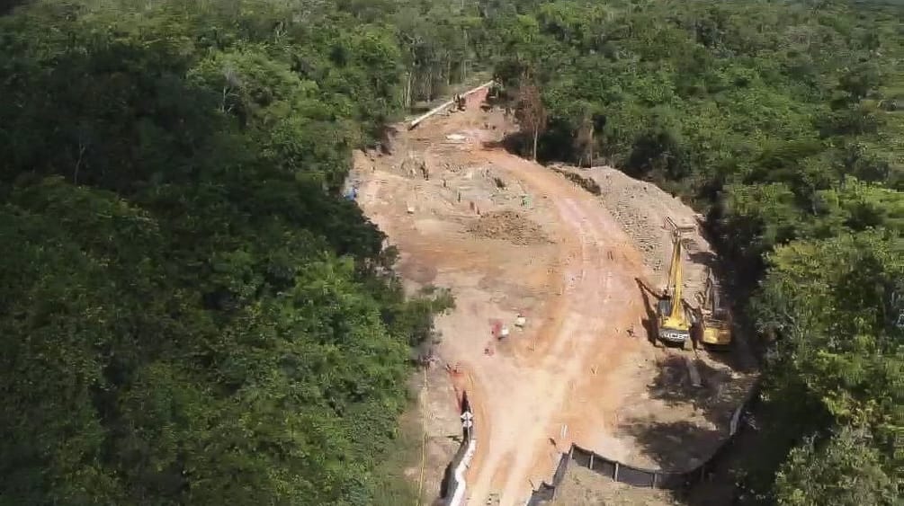 Luftaufnahme vom Bau der Bauxit-Pipeline im Regenwald mit von Baggern zerwühlter Erde und Rohrteilen