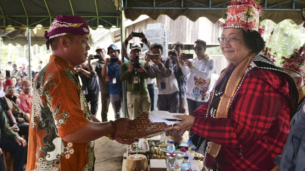 Willem Hengki und Siti Nurbaya, im Hintergrund viele Fotografen