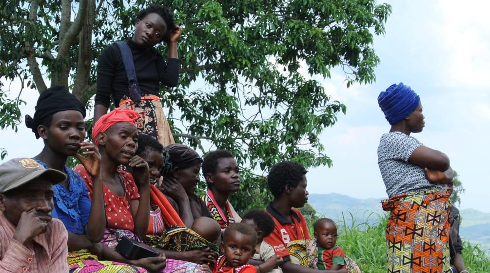 Indigene Batwa: Frauen und Kinder in einem Dorf nahe Bukavu