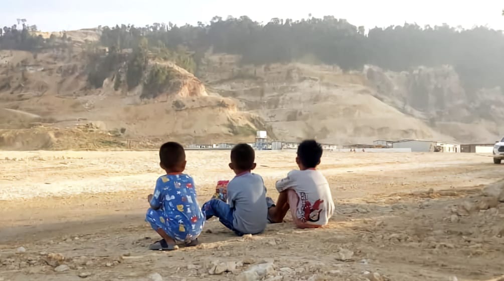 drei Kinder blicken auf Sandabbau