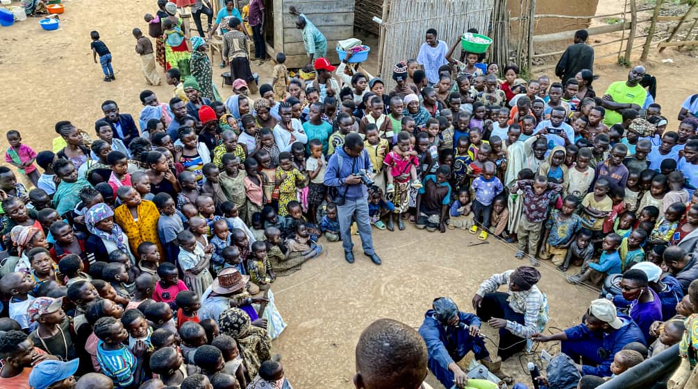 Theateraufführung in der Kleinstadt Kanyabayonga am Virunga Nationalpark