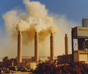 Rauchende Schornsteine einer Zementfabrik