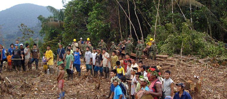 Die Embera sind so tief in ihrem Land verwurzelt, dass sie für „Land“ und „Leben der Embera“ nur ein Wort haben: „Egoró“ Embera auf verwüstetem Land