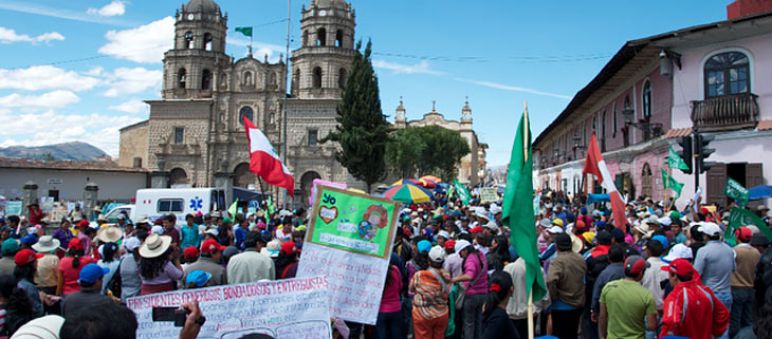 Generalstreik gegen Conga-Mine in Cajamarca Demonstration gegen Bergbau auf dem Plaza de Armas in Cajamarca