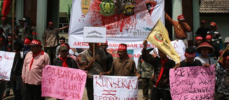 Gewalt erzeugt nur neue Gewalt! Demo gegen Palmölfirmen auf Sumatra Demo gegen Palmölfirmen auf Sumatra
