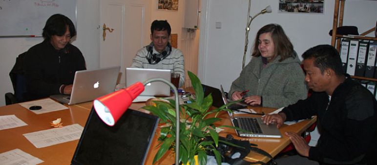 Feri, Rusdi, Marianne von Watch Indonesia und Nordin Mitarbeiter von Watch Indonesia und Nordin sitzen am Tisch