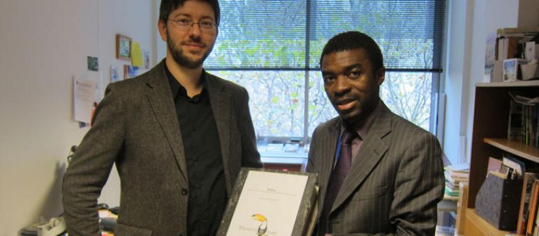 Sylvain Harmat übergibt die 58.000 Unterschriften der Petition an Lazare Eloundou Assomo, Leiter des Afrika-Referates des UNESCO-Welterbezentrums Sylvain Harmat übergibt die 58.000 Unterschriften der Petition an Lazare Eloundou Assomo, Leiter des Afrika-Referates des UNESCO-Welterbezentrums