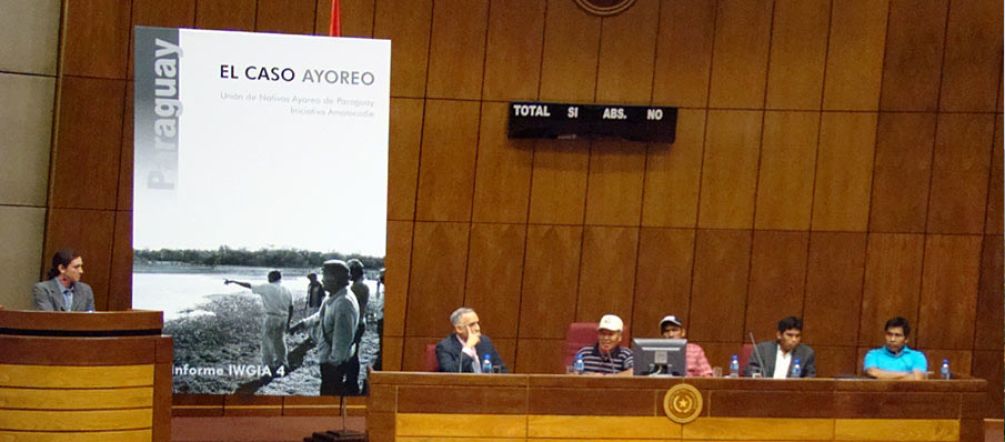 Die Ayoreo-Indianer und Menschenrechtler im Parlament von Paraguay